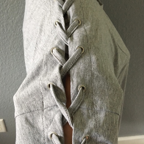 ๐1 MEDIUM LEFT๐ Gray Lace Up Sleeves Top - Picture 4 of 4
